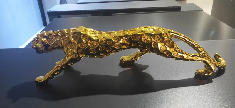 Estatua de escultura dorada de - Resin Art Business reseña y precio